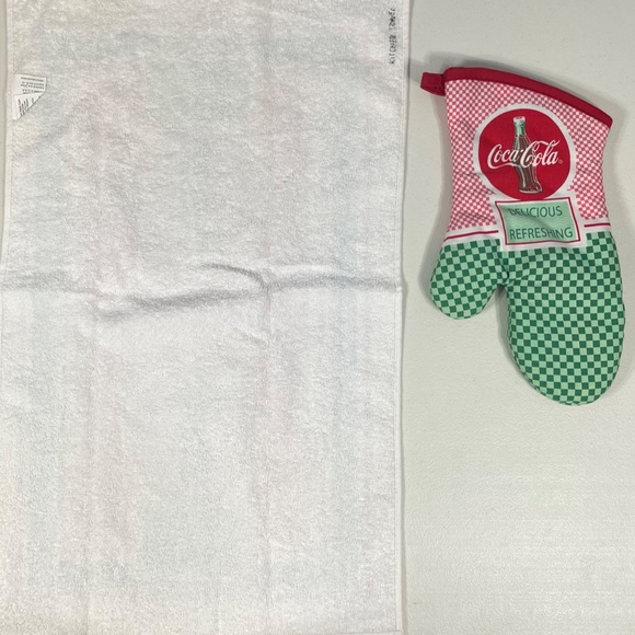 COCA COLA Matching Kitchen Towel (15" x 25") and Oven Mitt Delicious Refreshing - Picture 6 of 10